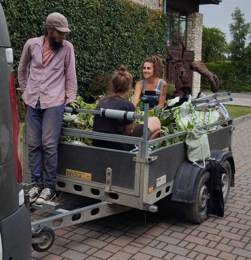 Zespół Flora Garden w trakcie załadunku przyczepy z roślinami i narzędziami ogrodniczymi, gotowy do realizacji projektu ogrodowego